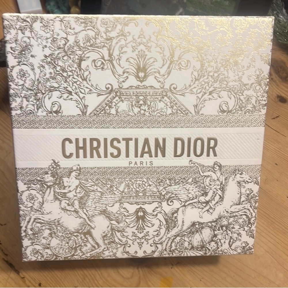 Christian Dior gold box‎